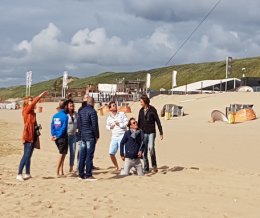 Megavlieger bouwen op het strand bij culpepper