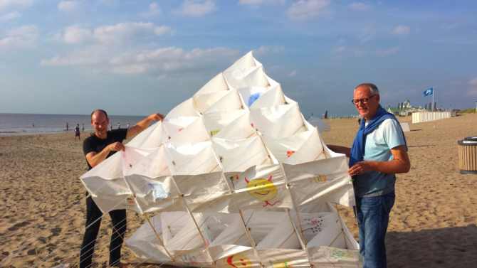 Oplaten megavlieger op strand Noordwijk