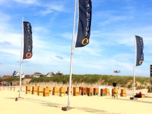 Alles netjes klaar zetten voor de groep zandsculpturen bij Beachclub O Noordwijk.