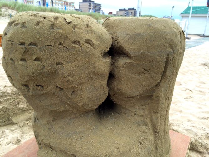 Een verliefd stelletjes van zand. wat een prachtig resultaat aan het einde van de workshop.
